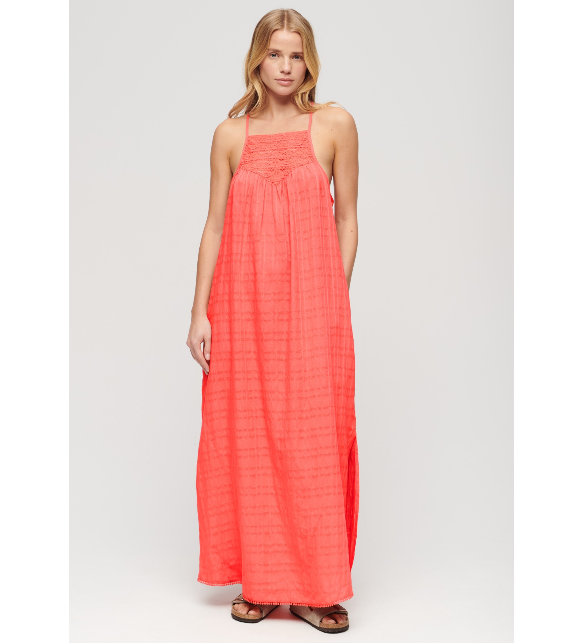Superdry für Damen. W8011672A Langes Strandkleid Koralle mit Neckholder-Ausschnitt (L), Lässig, Viskose, Ärmellos / Hosenträger