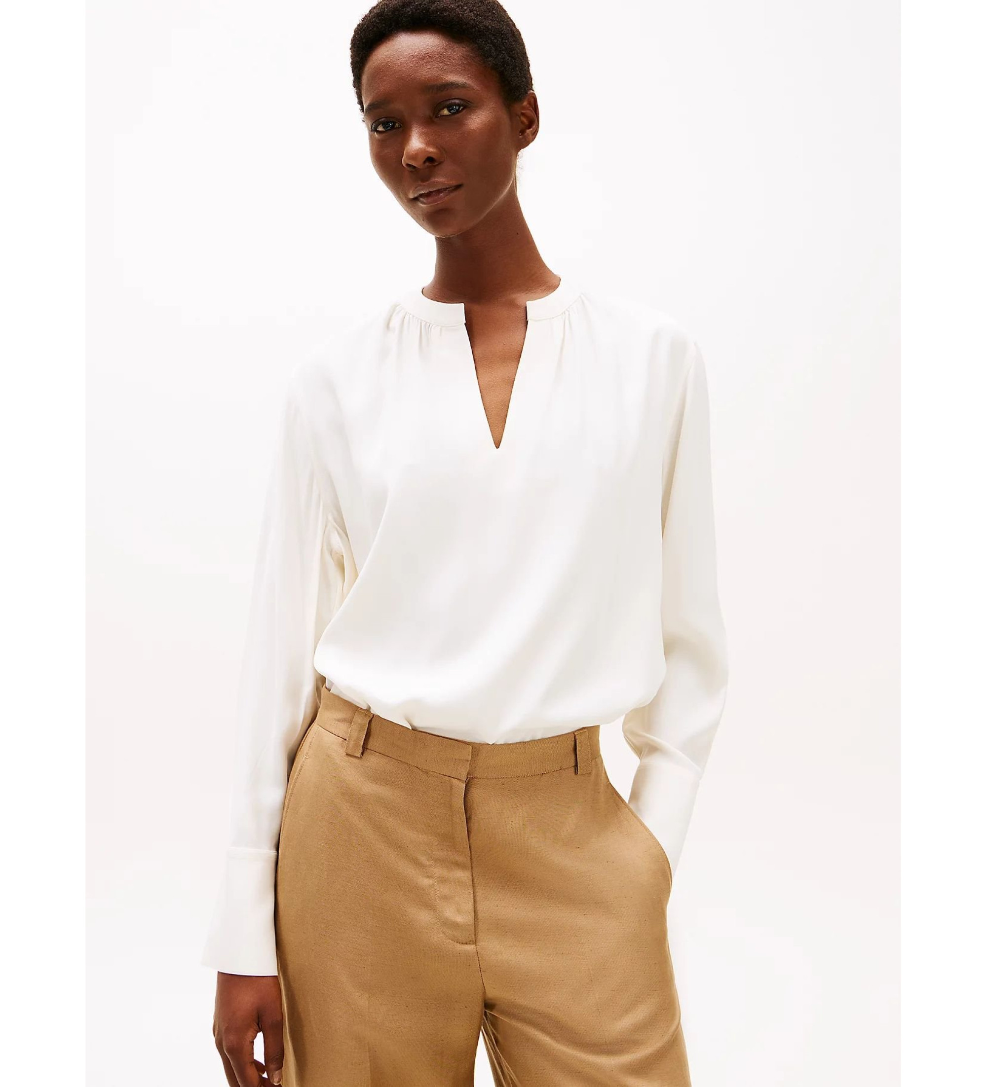 Tommy Hilfiger für Damen. WW0WW44049 Beigefarbene Bluse mit gerüschtem V-Ausschnitt (36), Lässig, Viskose