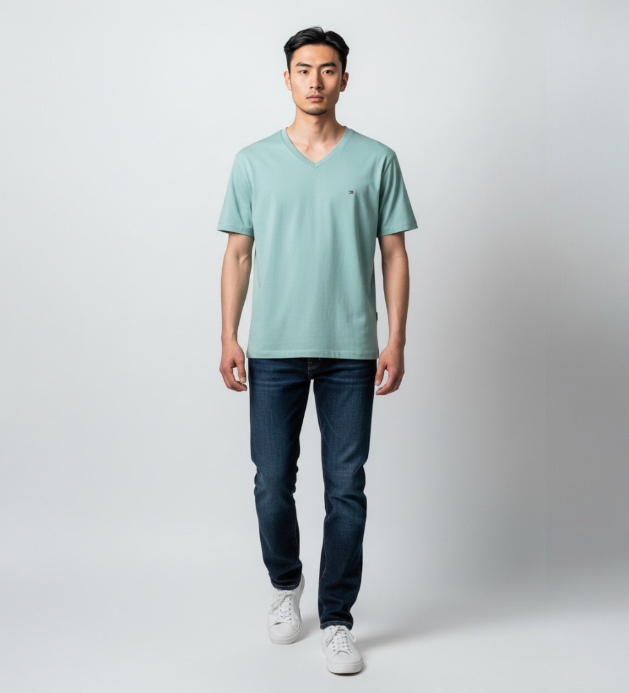 Tommy Hilfiger für Herren. MW0MW39249 T-Shirt mit V-Ausschnitt und türkisfarbener Logostickerei (L), Lässig, Baumwolle, Kurzarm