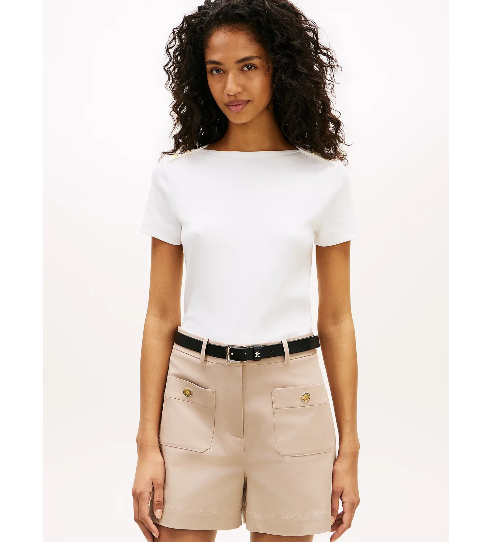 Tommy Hilfiger für Damen. WW0WW49250 Schmal geschnittenes T-Shirt mit Bootsausschnitt und beigen Knöpfen (M), Lässig, Baumwolle, Kurzarm