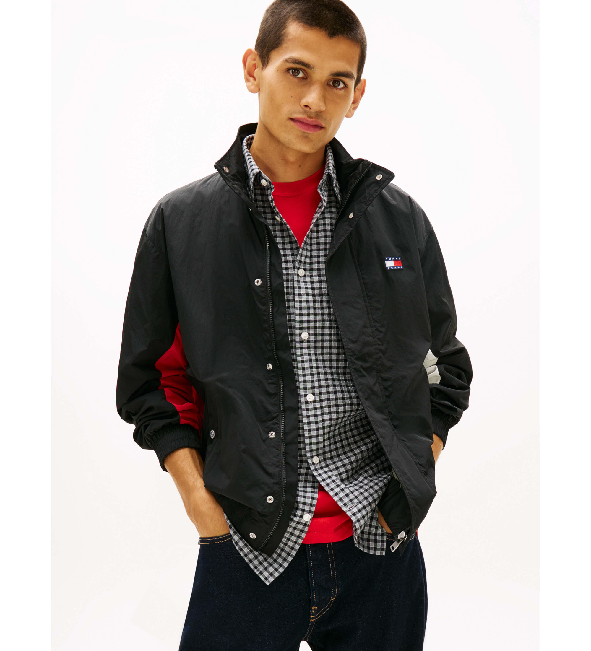 Tommy Jeans für Herren. DM0DM22738 Wasserabweisende Jacke mit schwarzem Rückenlogo (M), Blau, Lässig, Nylon, Marine