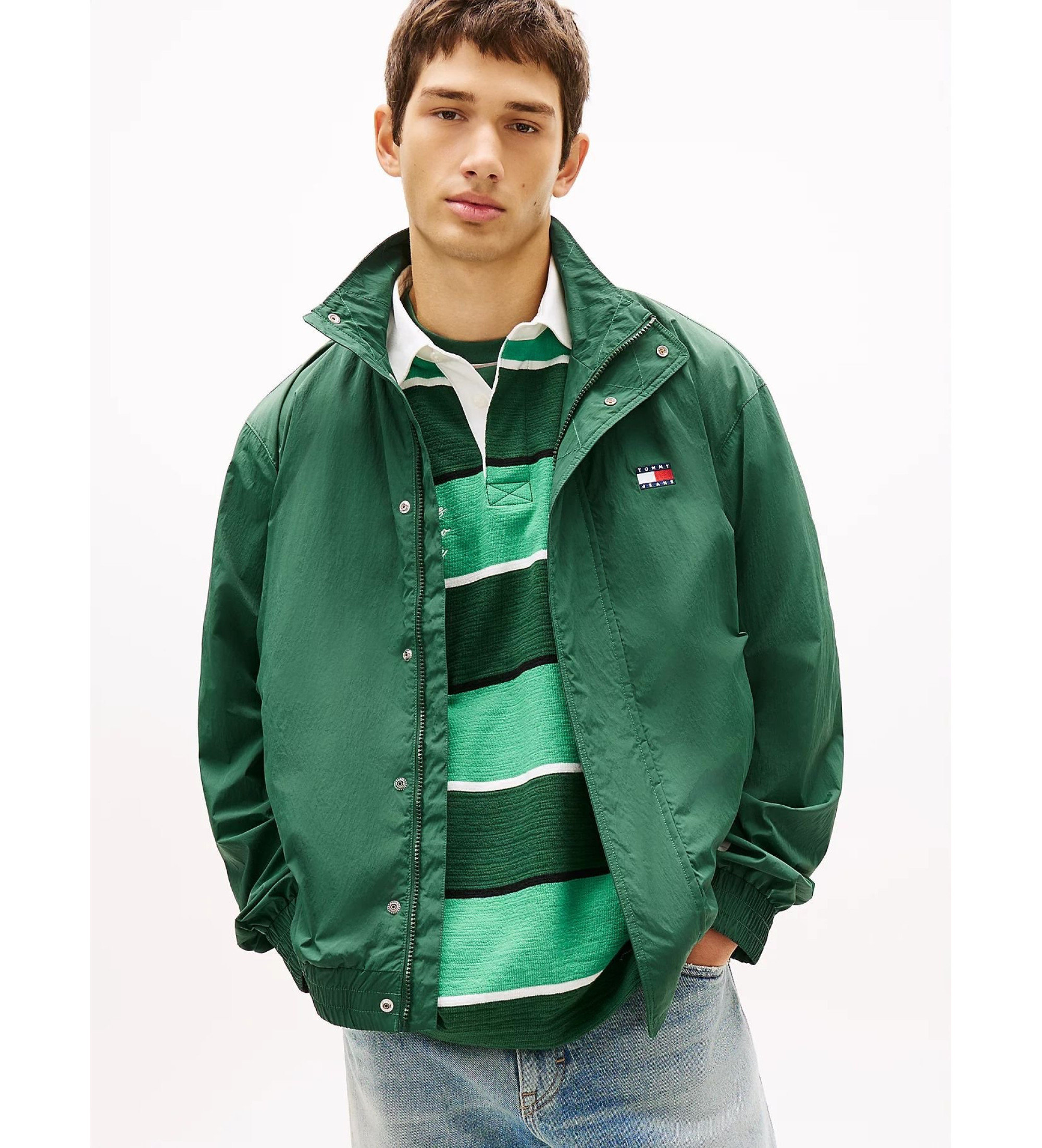 Tommy Jeans für Herren. DM0DM22738 Wasserabweisende Jacke mit grünem Rückenlogo (M), Lässig, Nylon