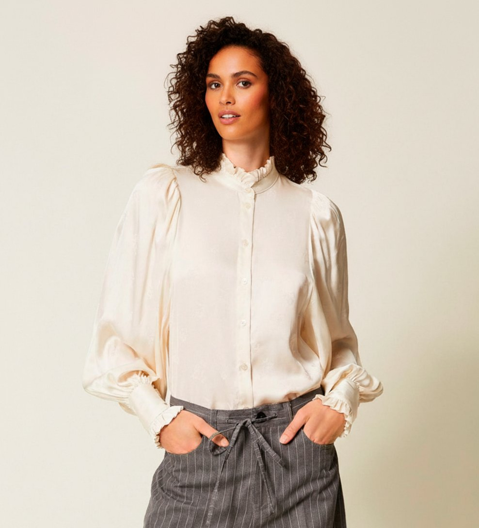 Twinset für Damen. 252TT2362 Jacquard-Hemd aus Satin mit cremefarbenen Volants (42), Weiß, Lässig, Viskose, Langarm