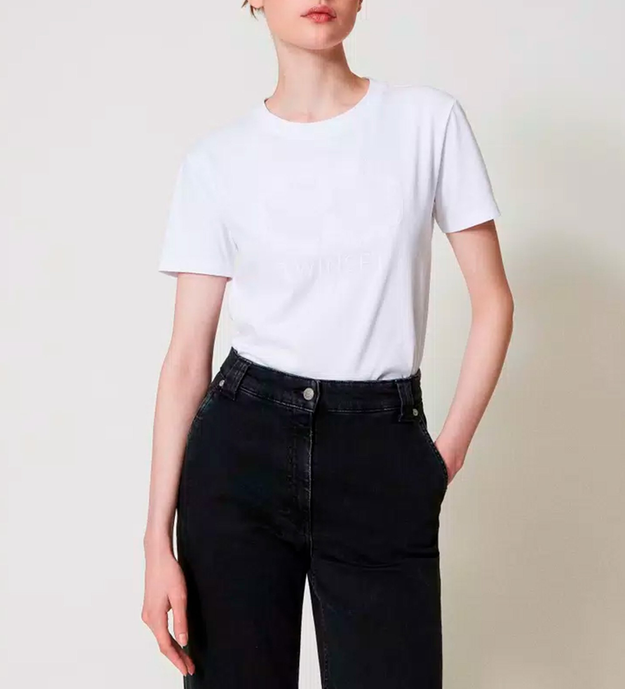 Twinset für Damen. 251TP2072 T-Shirt mit ovaler T-Platte mit weißen Strasssteinen (XS), Lässig, Baumwolle, Kurzarm