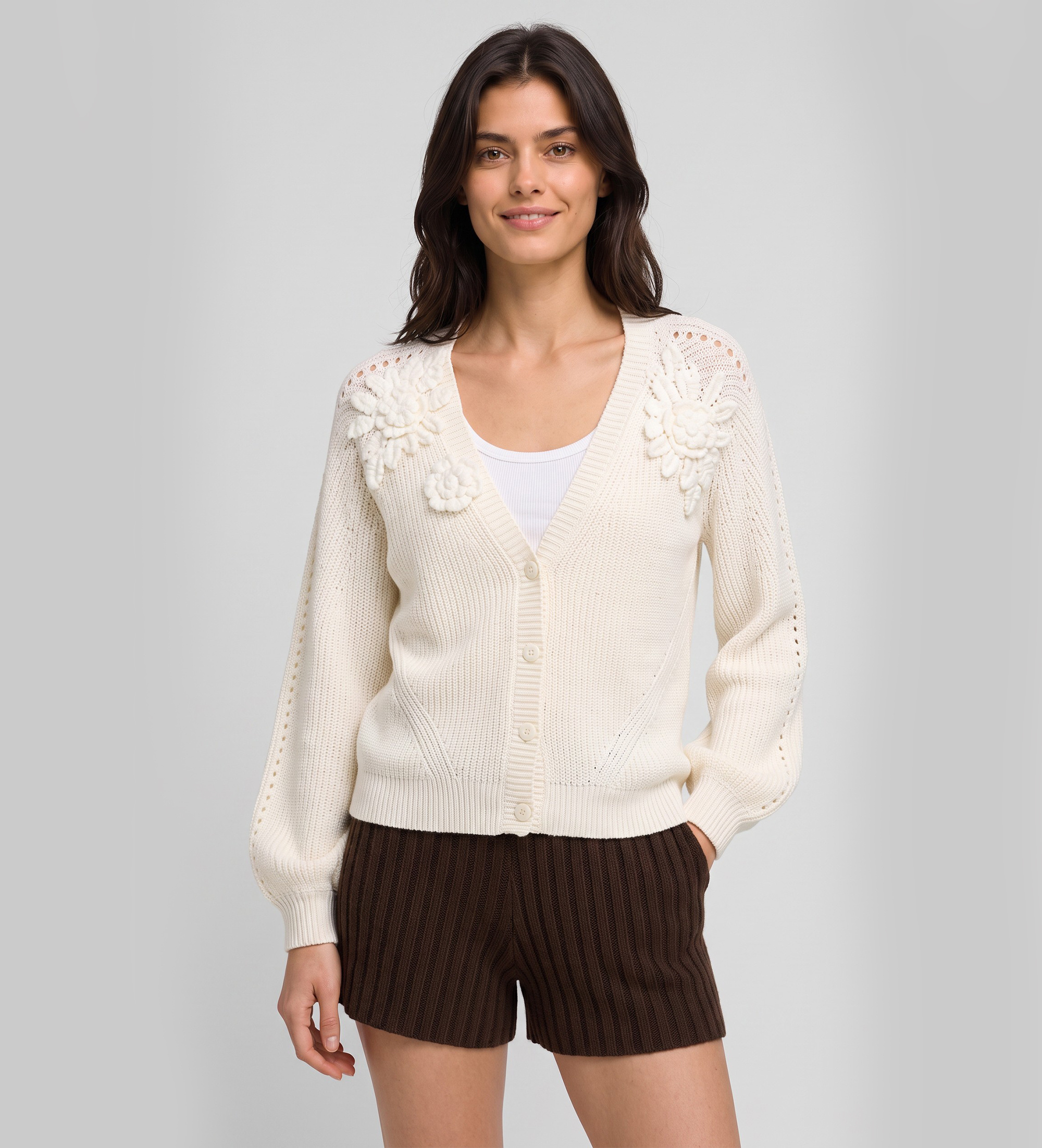 Twinset für Damen. 262TT3192 Cardigan mit weißen Perlen-Häkelblumen (M), Lässig, Acryl