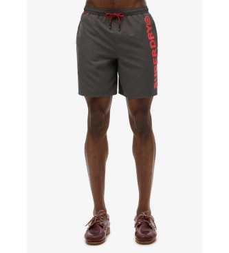 Superdry para hombre. M3010248A Bañador de 43,2 cm con gráfico deportivo gris (XL), Beachwear, Poliéster Reciclado, Sostenible