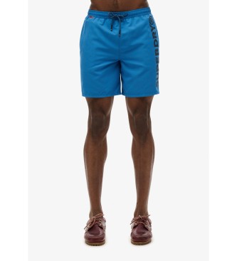 Superdry para hombre. M3010248A Bañador de 43,2 cm con gráfico deportivo azul (L), Beachwear, Poliéster Reciclado, Sostenible