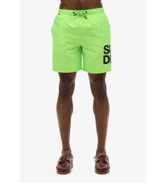 Superdry para hombre. M3010247A Bañador de 43,2 cm con logotipo Sportswear verde (S), Beachwear, Poliéster Reciclado, Sostenible