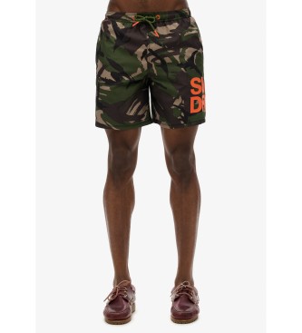 Superdry para hombre. M3010247A Bañador de 43,2 cm con logotipo Sportswear verde (S), Camuflaje, Beachwear, Poliéster Reciclado, Sostenible